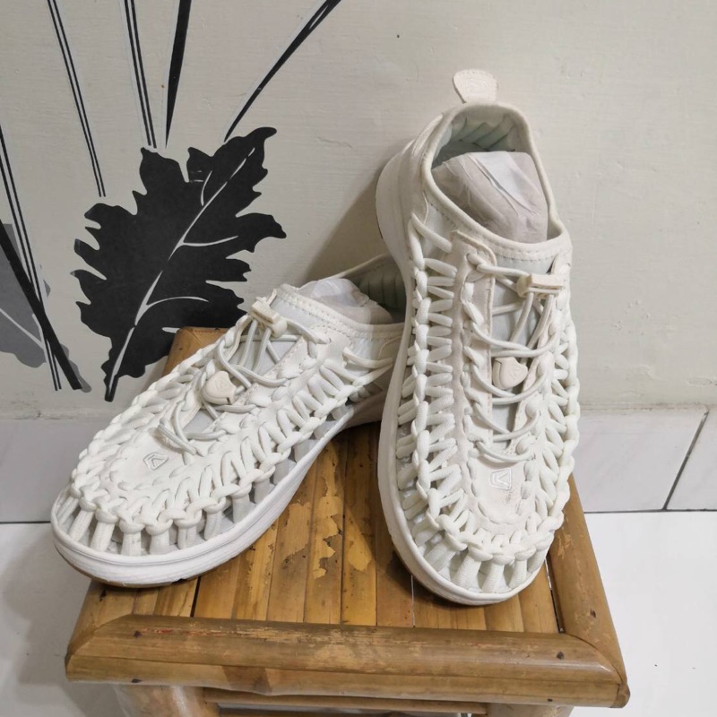 KEEN 女生全包覆涼鞋-白色(size 24.5)