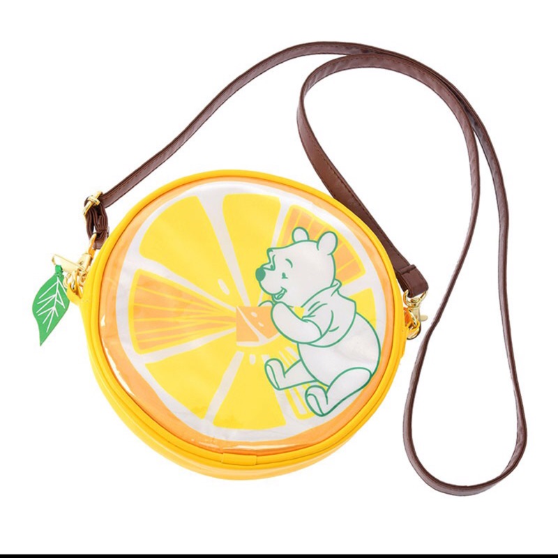 日本迪士尼 小熊維尼側背包 檸檬 圓形斜背包 手機觸控包 圓包 防水