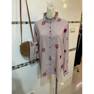 網路品牌～紅色細條紋刺繡長袖上衣