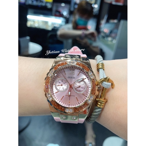 GUESS_時尚女錶粉色X玫瑰金_矽膠錶帶_三眼設計_錶徑38MM_實體門市（預購款）