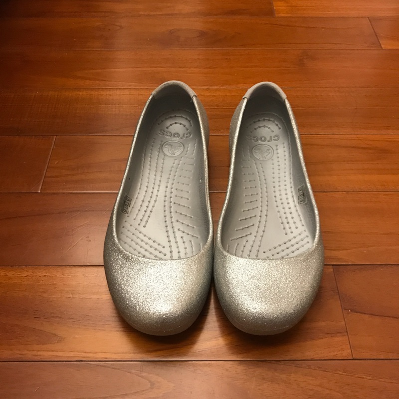 crocs銀色平底鞋