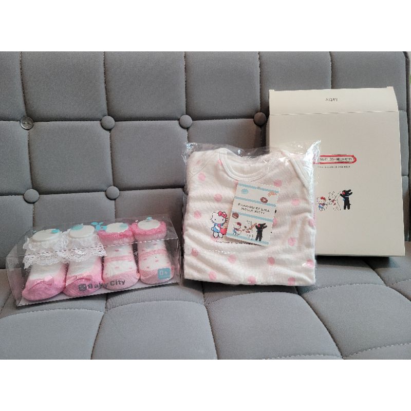 【全新】Baby City 短襪兩入 及 Hello Kitty 短袖包屁衣 及圍兜兩入