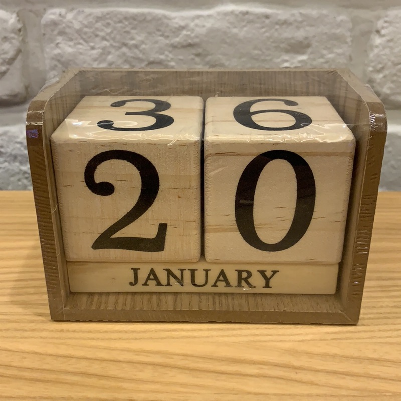 日本3coins 木頭日期桌曆