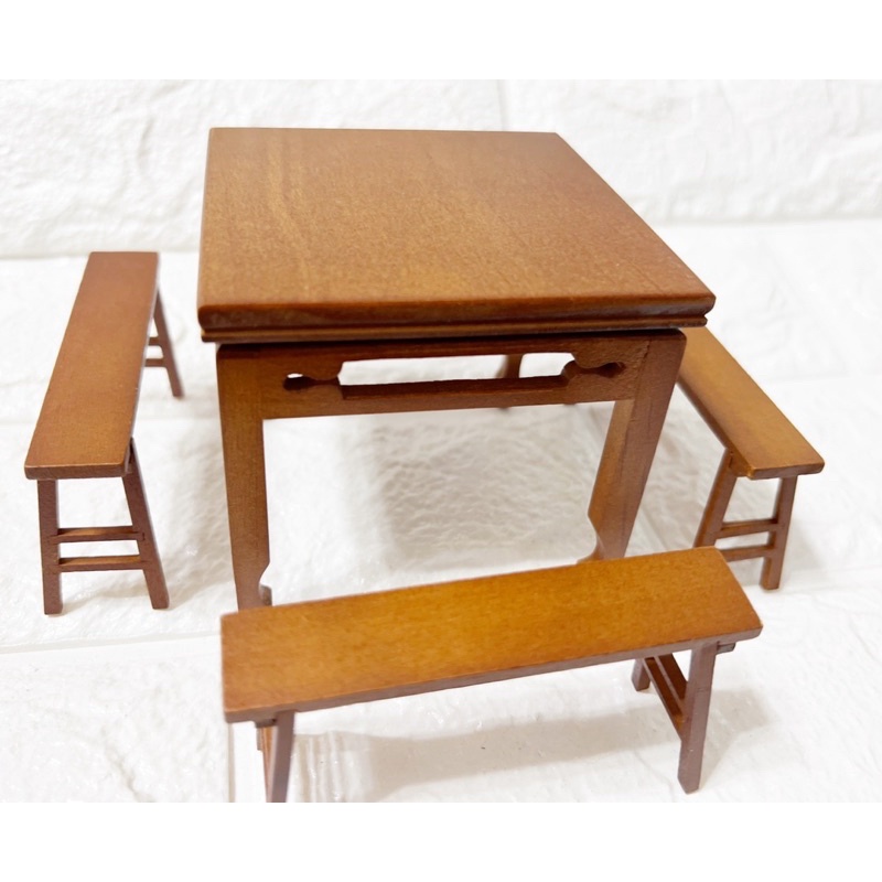 袖珍八仙桌+4張長板凳「桌面和椅子會有天然木紋屬於自然」（ 板凳 仿真飯桌 椅寮 迷你板凳 、 供桌、 ob11黏土人
