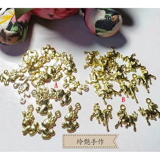 [五金飾品材料]金色立體花朵兔子/立體奔馬吊飾