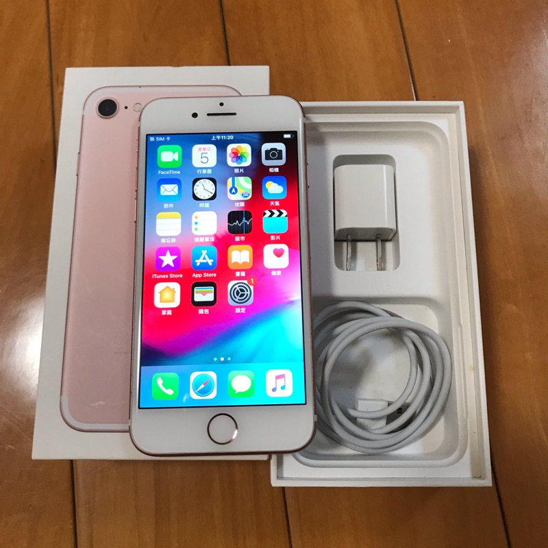 iPhone  7 128G ，玫瑰金，功能正常，電池健康度82 %，附充電線和豆腐頭，附原裝盒子，台南可面交