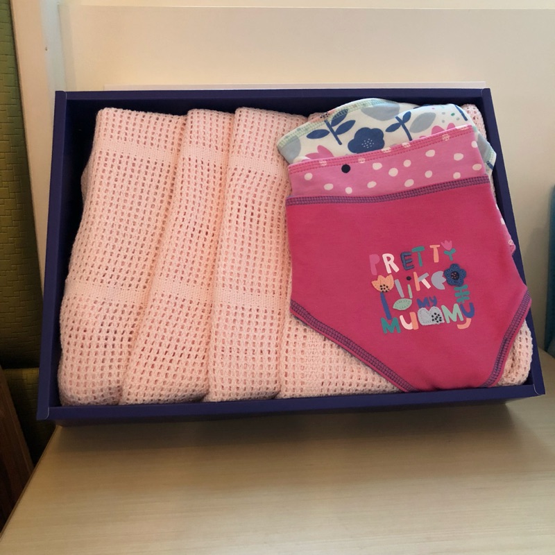 Mothercare 全新洞洞毯 大件粉紅色+三條純棉圍兜兜禮盒