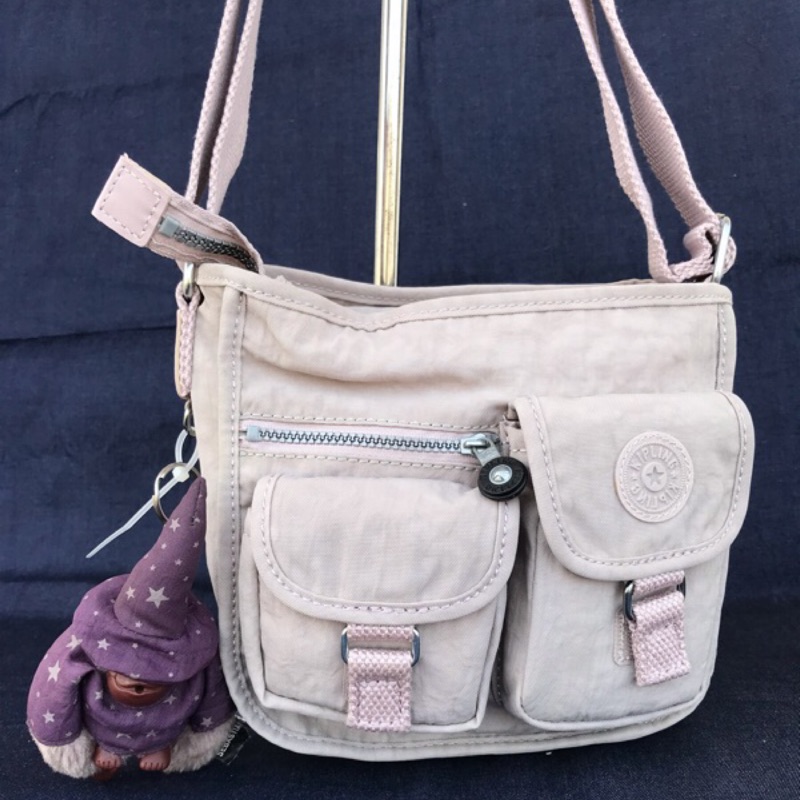 Kipling  K13660 RADIO GOGO  淺芋紫色  斜背小包  絕版品