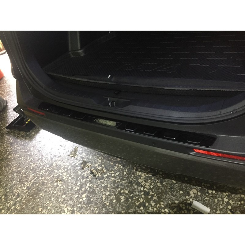 (柚子車舖) 豐田 2019 RAV4 5代 黑鈦髮絲紋尾門踏板 防刮板 後護板 白鐵不鏽鋼