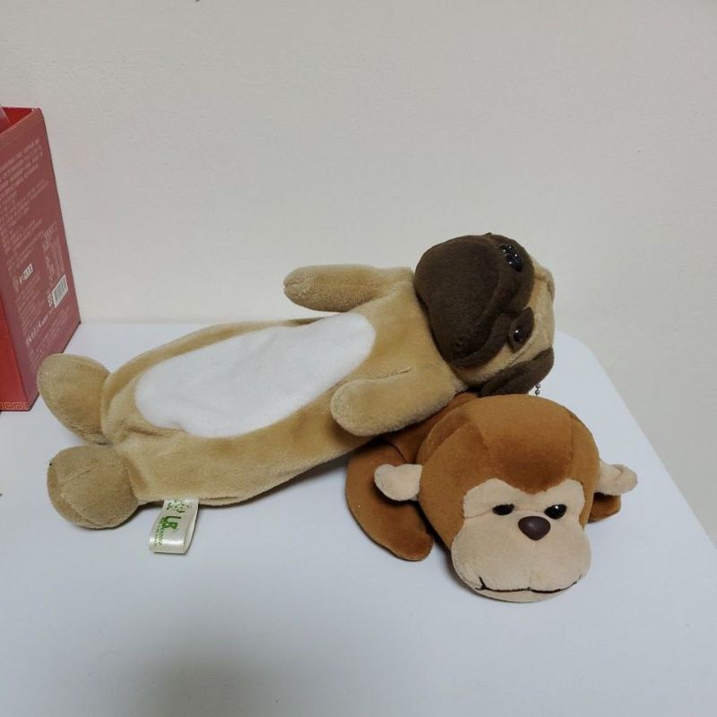 慵懶的巴哥犬筆袋置物袋和猴子玩偶收藏品 蝦皮購物