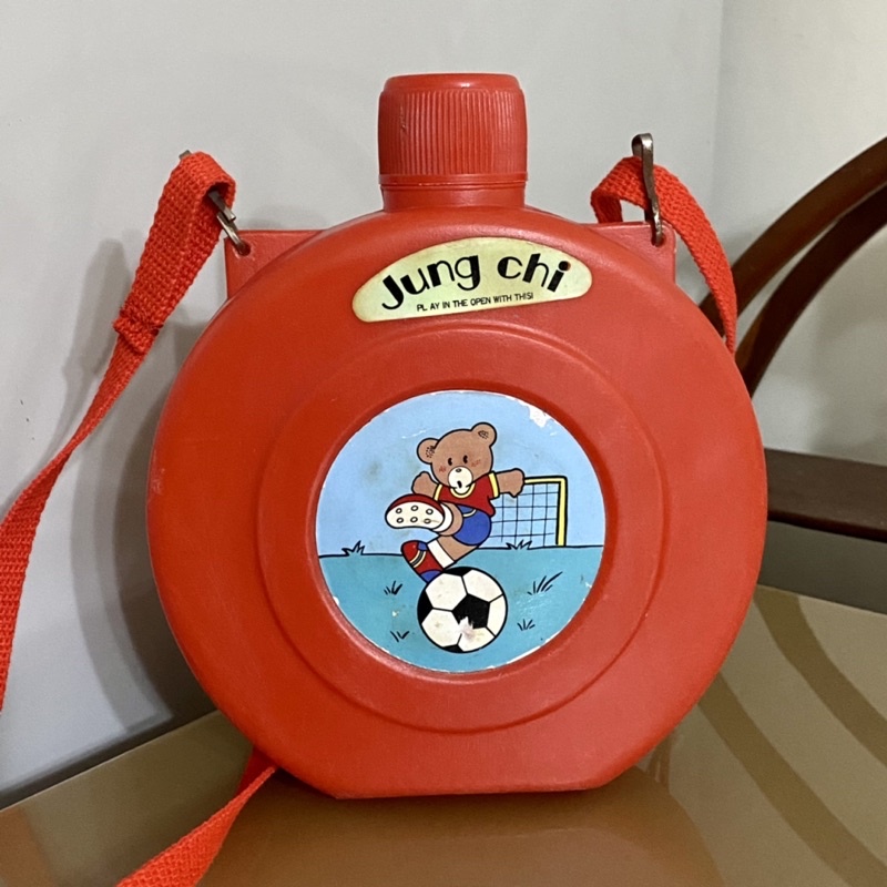 「古厝GU CHU 」昭和紅色小熊背帶水壺