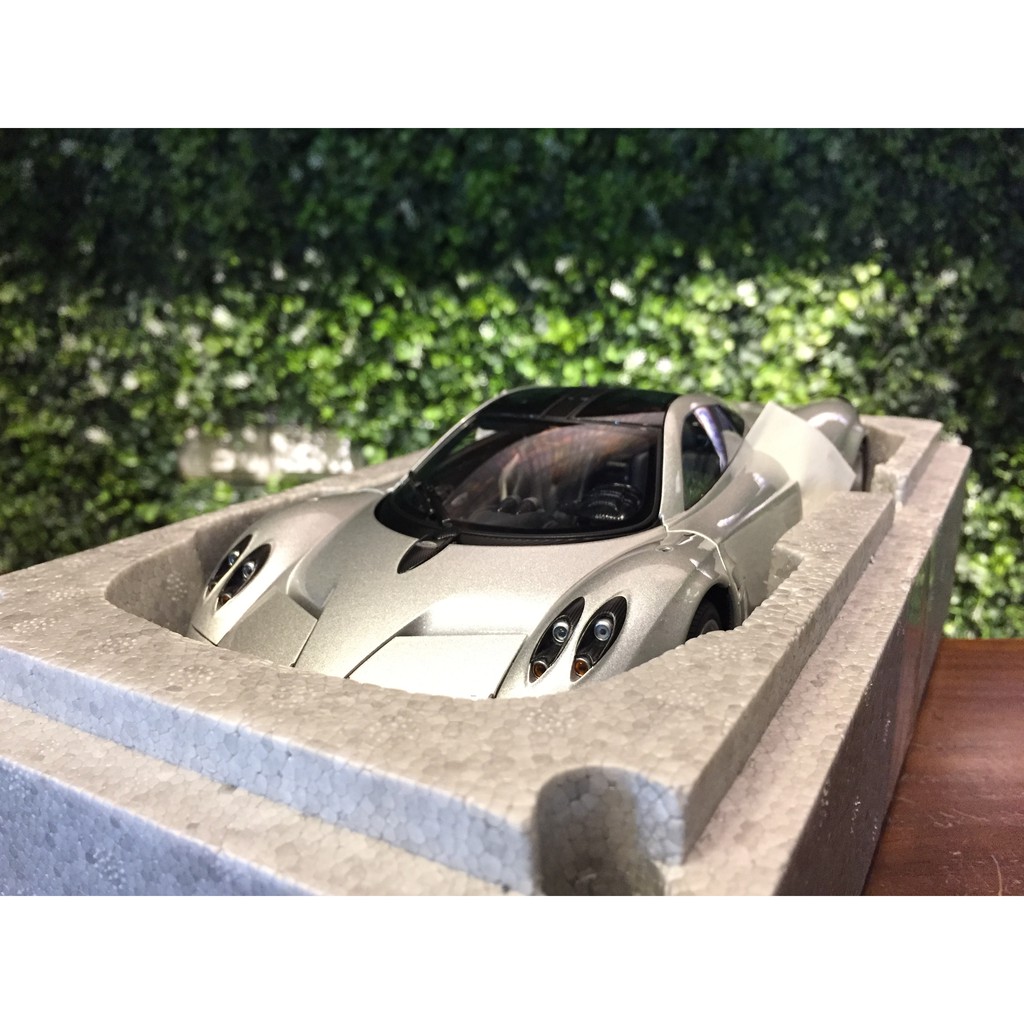1:18 Pagani Huayra -- Silver -- AUTOart 78266