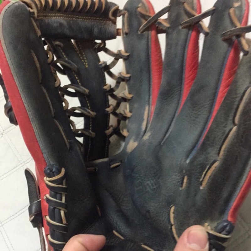 二手美津濃品牌載在左手的棒球手套