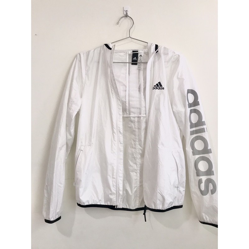 正品5折售⚠️ adidas ESSENTIALS白色連帽外套 尺碼S 風衣 夏季防曬外套 BK5088