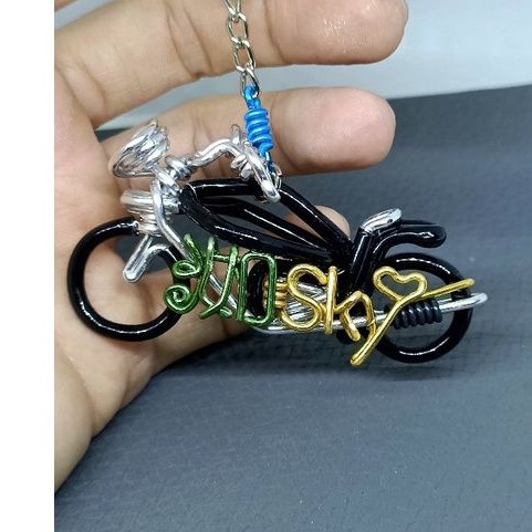摩托車bicycle(不含字)鋁飾不爽 姓名 折字 鋁線鑰匙圈吊飾 可以客製 鋁線折字
 鑰匙圈，手工鋁線製作