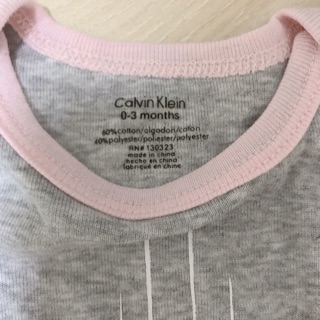 美國Calvin Klein卡文克萊灰色粉紅滾邊長袖包屁衣