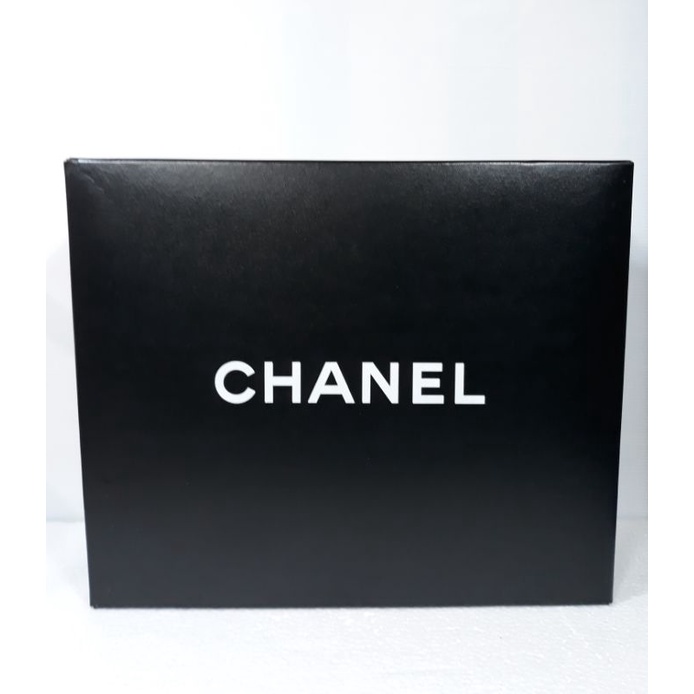 二手CHANEL 紙盒(非磁扣)，售990元。
