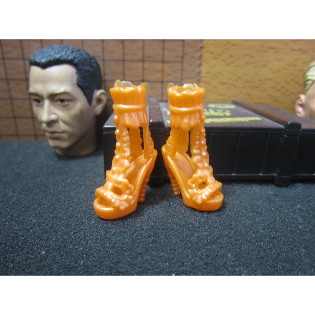 570J7娃娃部門 亮橘色女用束腿型高跟鞋一雙 mini模型