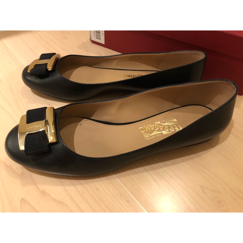 100%真品 9.5成新 Ferragamo黑色金釦娃娃鞋 size 10/ 41 (出售金額50%將捐給流浪動物協會）