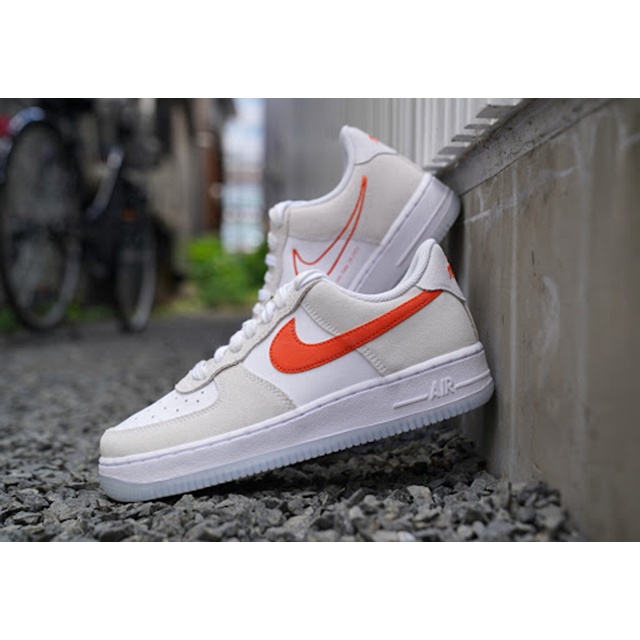 NIKE W AIR FORCE 1 07 SE 白 米白 橘 手繪 火星 麂皮 DA8302-101 女鞋