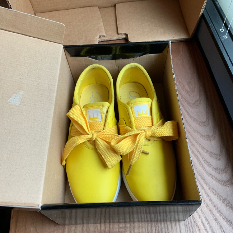 整個夏天你最亮眼  Dada 休閒鞋 平底鞋 女生 鵝黃色 黃色 可愛到翻掉 連鞋盒都還在 真的沒什麼在穿