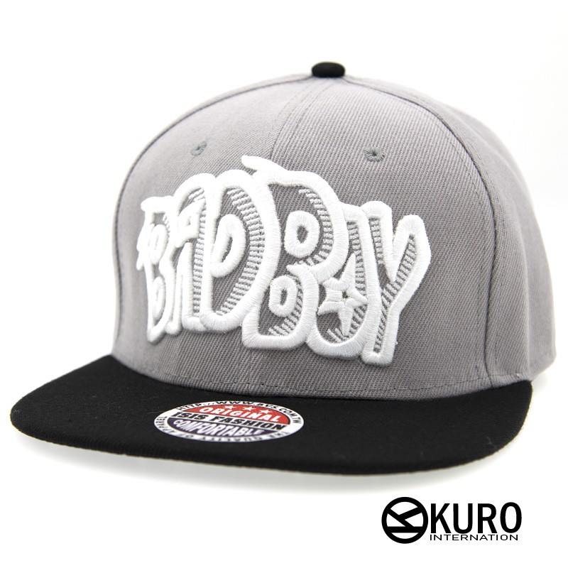 KURO-SHOP灰色黑帽沿BADBOY電繡潮流板帽棒球帽