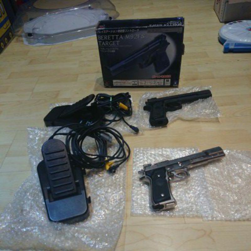 二手 HORI PS1 黑 + PS2 銀 貝瑞塔造型 光線槍