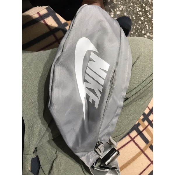 Nike灰色側背包-（🈵️350贈