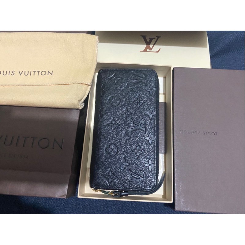 LOUIS VUITTON LV  M60571 黑色全皮壓紋ㄇ型拉鍊 長夾 皮夾