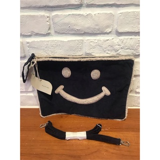 《全新現貨》😊笑臉很可愛😊日本購入 日本立體微笑刺繡手拿包/化妝包 保暖質感 很特別 刺繡的很美