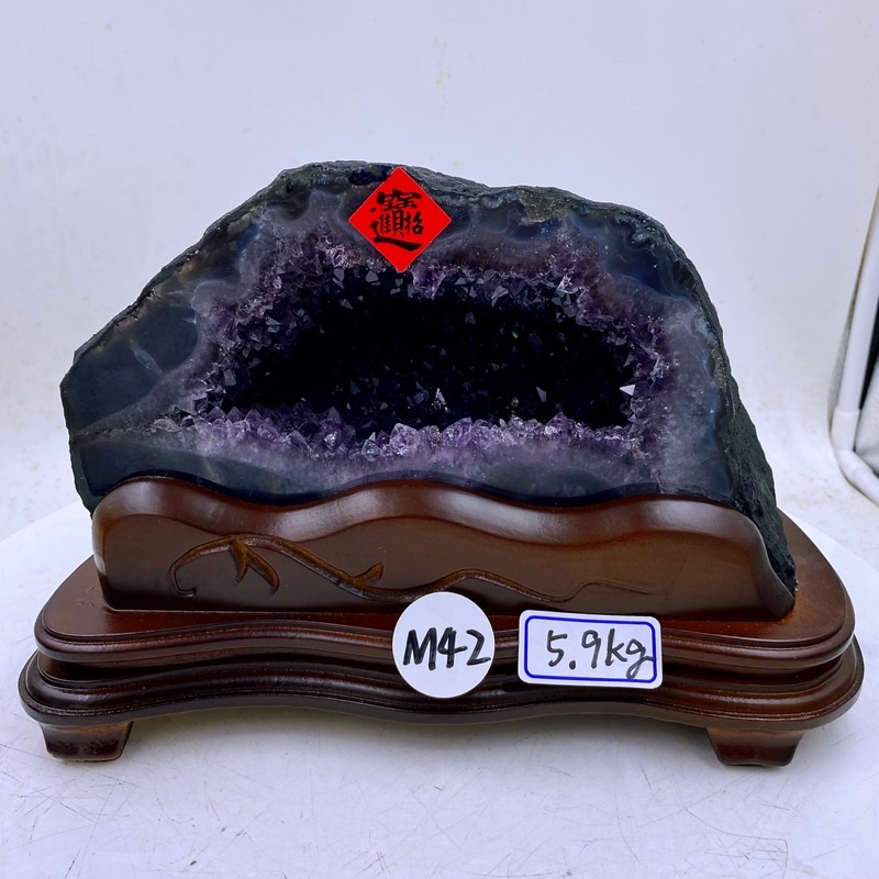 H2665 頂級巴西土型紫水晶洞  含座重：5.9kg  ，高18cm，寬度28cm，厚度20cm，洞深8cm （紫晶洞
