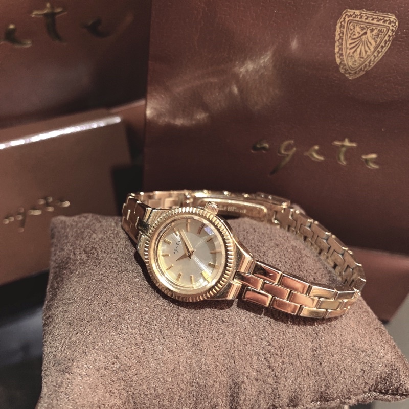 日本專櫃輕珠寶Agete CLASSIC黃金色典雅古典氣質細緻復古圓形小錶徑金色面盤寶石切割鏡面不鏽鋼鍍金黃銅手錶腕錶