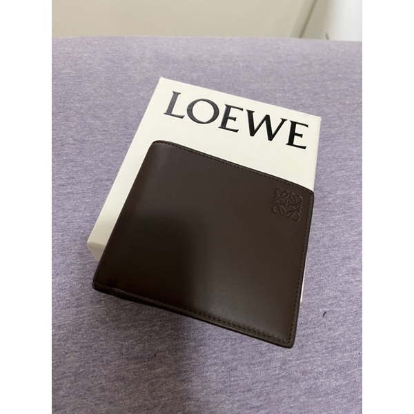 Loewe 皮夾 特價出清 全新 附原廠提袋 西班牙製造 真羊 短夾 巧克力色 內裡皮層勃根地紅牌