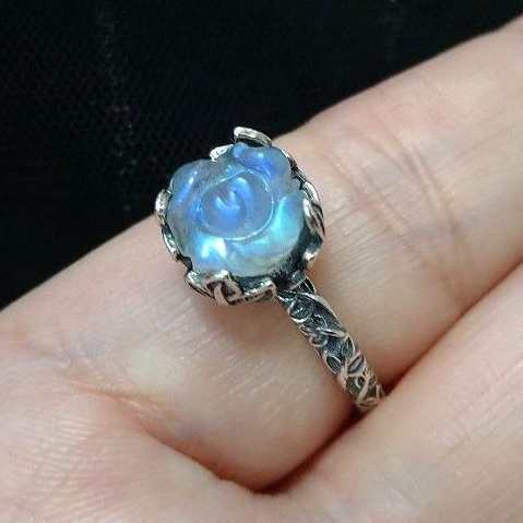 💙藍玫瑰~S925純銀鑲嵌漸層藍光拉長石手工雕刻玫瑰花造型戒指