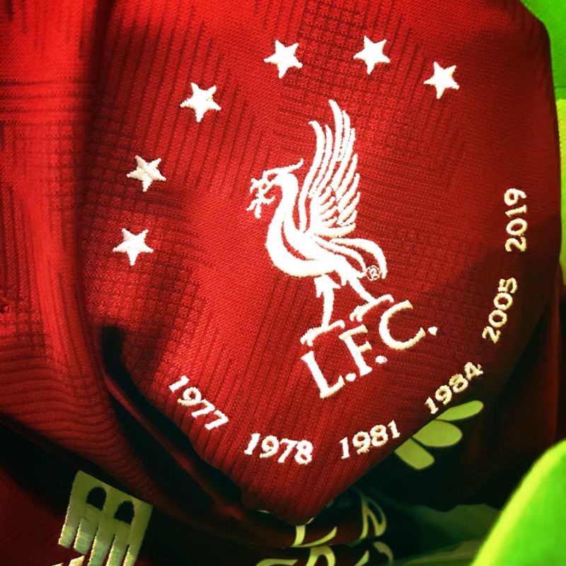 (僅剩Ｓ）全新正品New balance 2019/20 Liverpool 英超六冠利物浦歐冠奪冠紀念版主場短袖足球衣