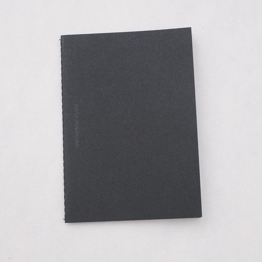 一分之一工作室ONEOVERONE STUDIO台灣黑紙穿線裝筆記本 / 護照尺寸   eslite誠品