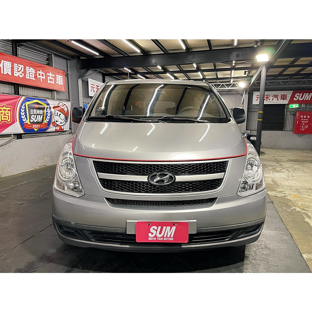 正2015年出廠  Hyundai   Starex  豪華型AT 水泥銀找錢 實車實價 全額貸 一手車 女用車 非自售