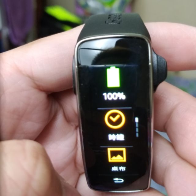 Samsung Gear Fit – 具備計時、訊息通知、健康管理、運動記錄、心跳偵測的智慧手錶