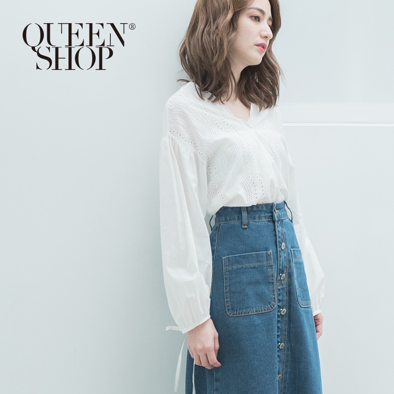 QUEENSHOP【01095739】V領簍空蕾絲花邊袖綁結造型上衣＊預購＊