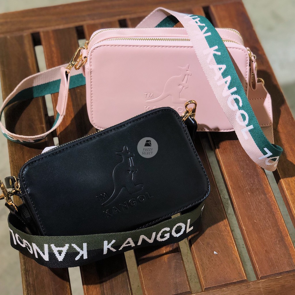 【逢甲 FUZZY】KANGOL 相機包 側背包 皮革 雙拉鍊 壓紋 粉色 黑色 6025300320