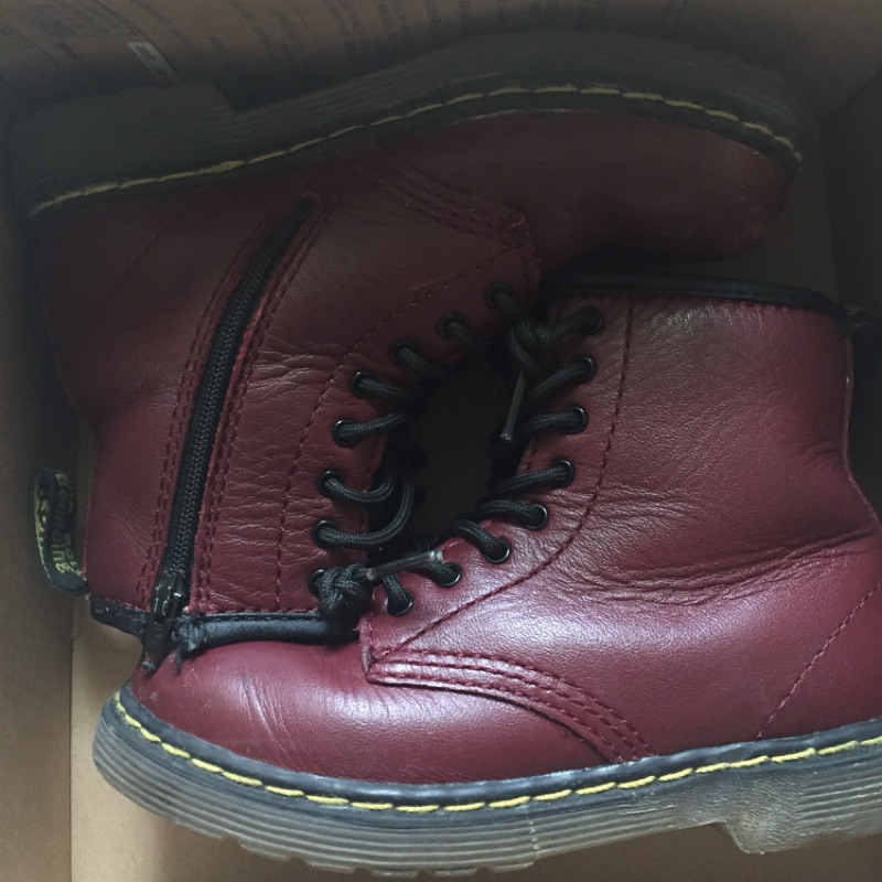 Dr.Martens 小童8孔鞋 酒紅色 16cm 105年12月26購於高雄漢神巨蛋
