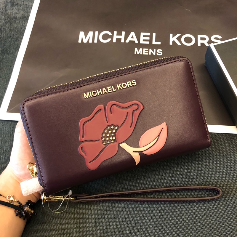 MK 真皮立體花朵壓紋手拿皮夾 神秘紫 特殊 手拿包 皮夾 錢包 MICHAEL KORS 現貨 美國代購