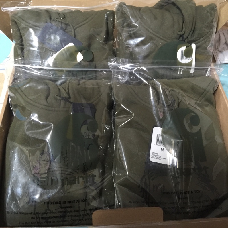 全新 Madness X carhartt 軍綠色愛因斯坦帽T 4個尺寸（已售完）
