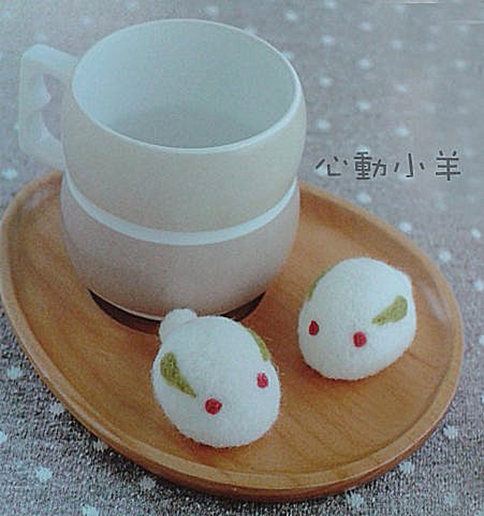 心動小羊^^.日本雪兔美麗諾羊毛羊毛氈材料包、可製作成手機吊飾、小裝飾（純羊毛製品）