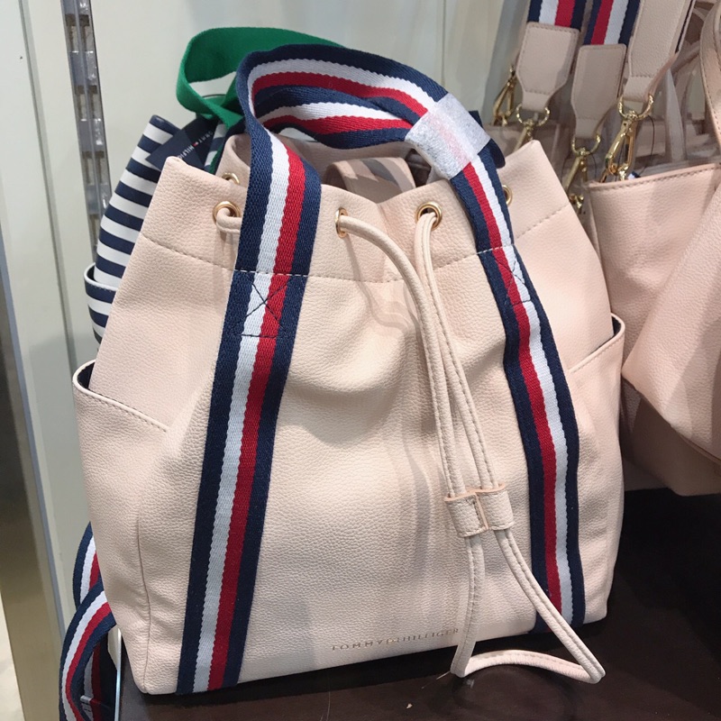 預🇨🇦Tommy Hilfiger 束帶水桶後背包