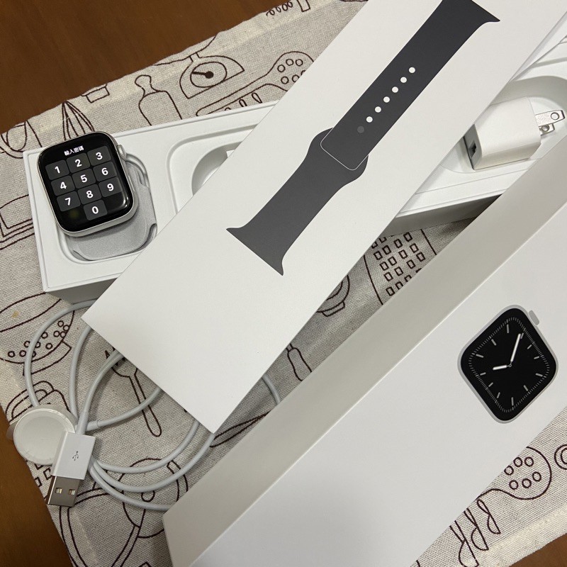 Apple Watch Series 5  GPS 44公釐  太空灰色鋁金屬錶殼搭配黑色運動型錶帶