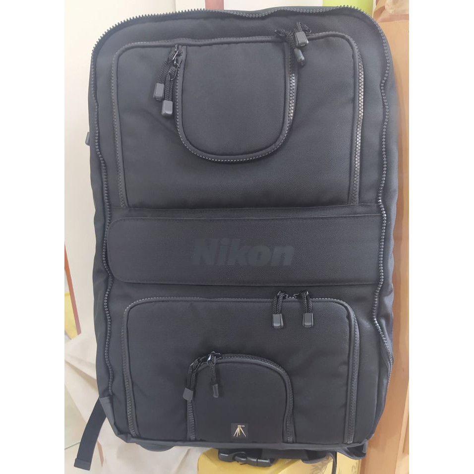 (現貨/免運) Nikon背包 多種收納空間, 可以裝筆記型電腦, 外掛腳架, 厚實的肩帶與通風背墊