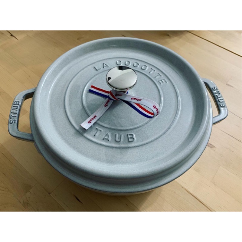 【法國Staub】單賣 圓形琺瑯鑄鐵鍋24cm-松露白(3.8L) 全新 現貨。不含其它餐盤