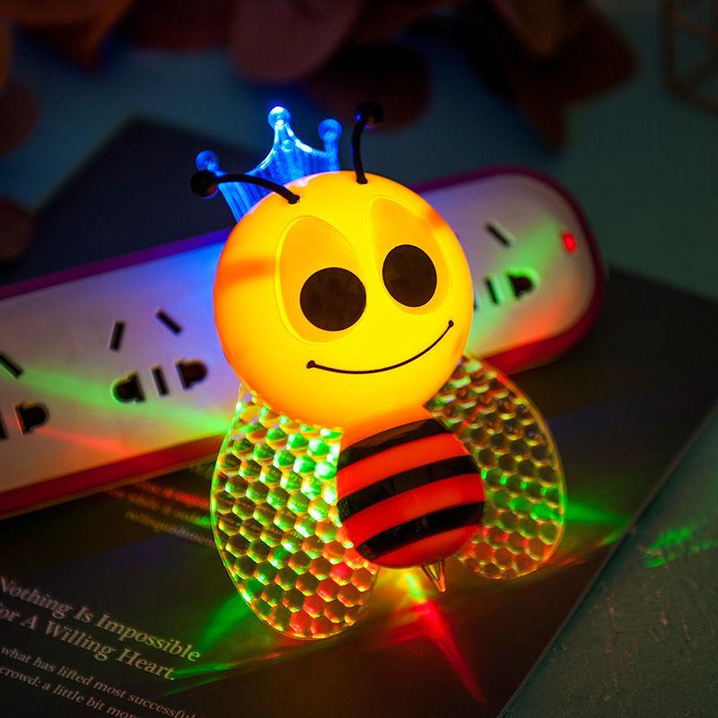 現貨小夜燈床頭燈餵奶兒童插電LED光控感應節能蜜蜂卡通臥室插座燈