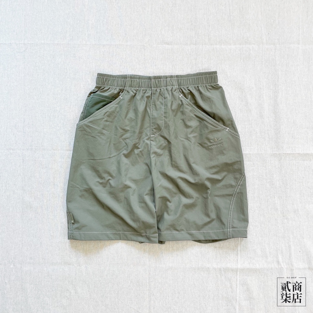 貳柒商店) adidas Woven Shorts 男款 軍綠色 三葉草 工裝 短褲 休閒 防風 HM8002